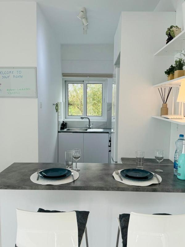 White 1-bdr apartment Agyos Tychonas - image 5