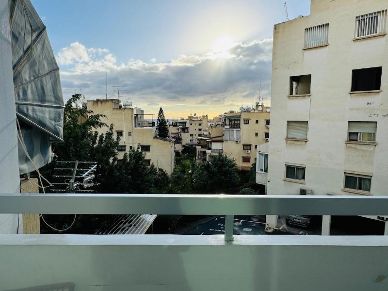 White 1-bdr apartment Agyos Tychonas - image 11