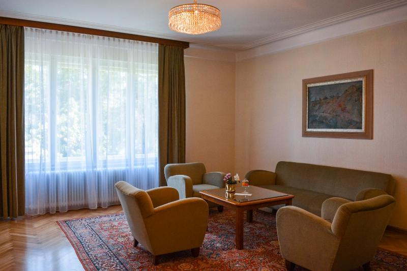 Family Room image 3