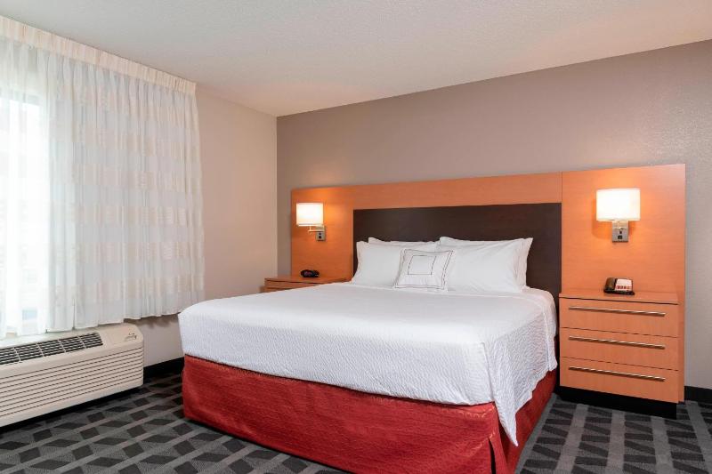 One-Bedroom Suite with Sofa Bed image 4