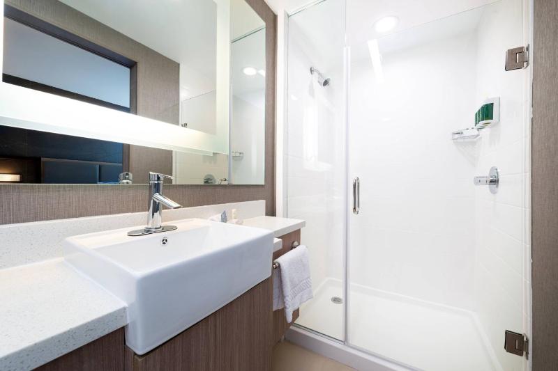 King Suite with Sofa Bed and Adapted Tub - Mobility and Hearing Accessible image 4