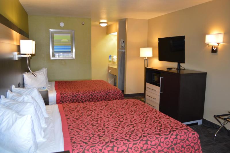 Queen Room with Two Queen Beds - Non-Smoking image 3