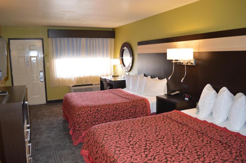 Queen Room with Two Queen Beds - Smoking image 4