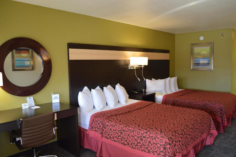 Queen Room with Two Queen Beds - Non-Smoking image 4