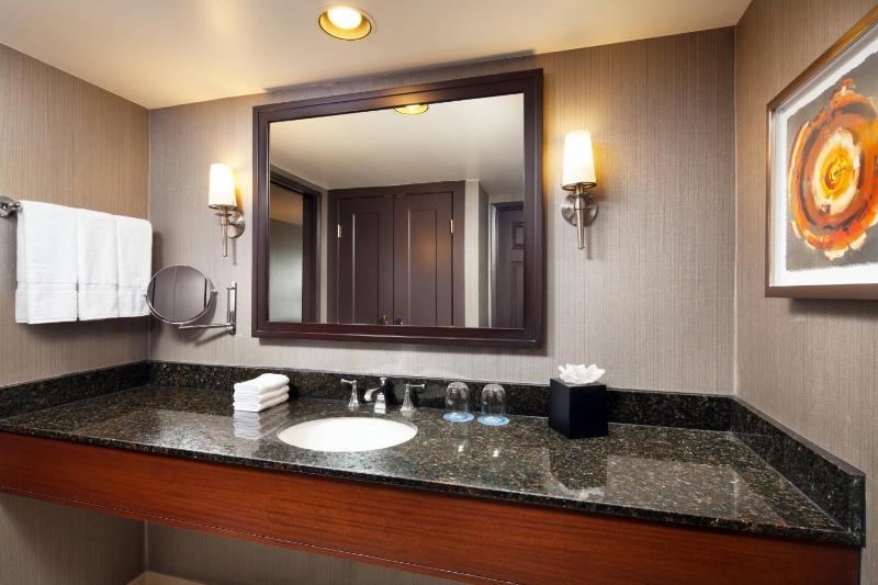 Double Room with Two Double Beds and Sofa Bed - High Floor/Club Level image 2