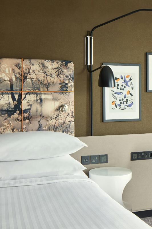 Deluxe Room, Guest room, 1 King, Balcony image 4