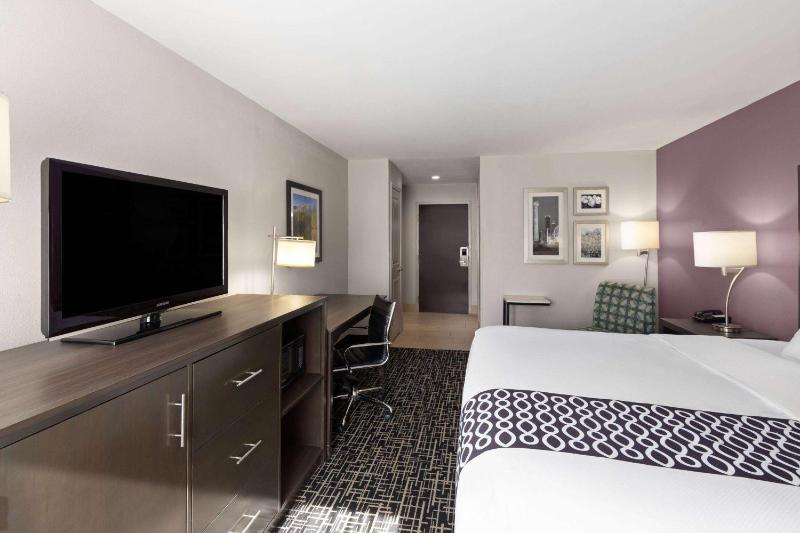 King Room - Non-Smoking image 3