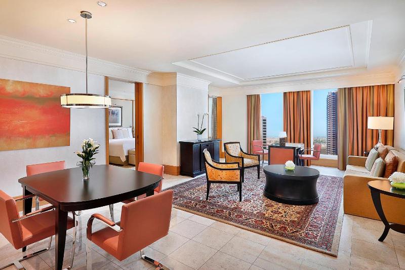 Deluxe Three-Bedroom Apartment image 3