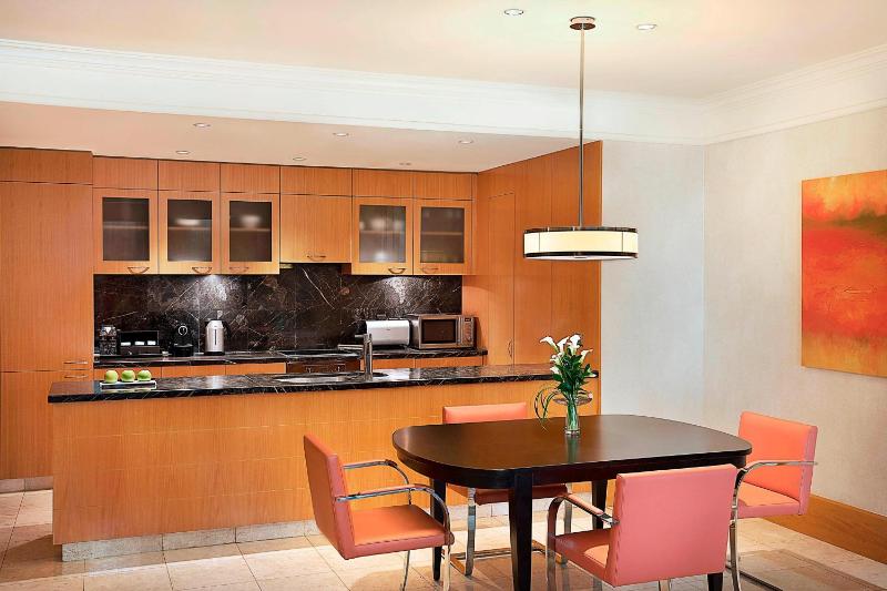 Deluxe Three-Bedroom Apartment image 4