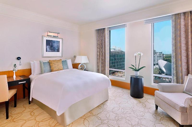 Deluxe Three-Bedroom Apartment image 2