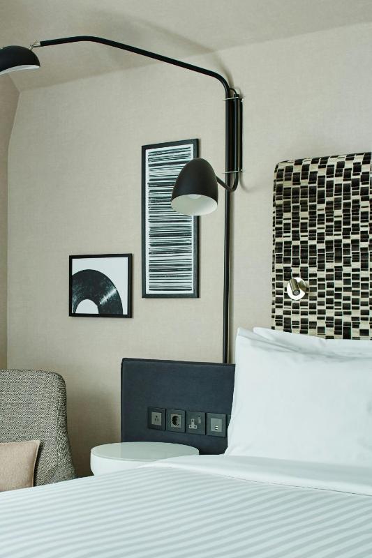 Deluxe Room with Two Double Beds image 3