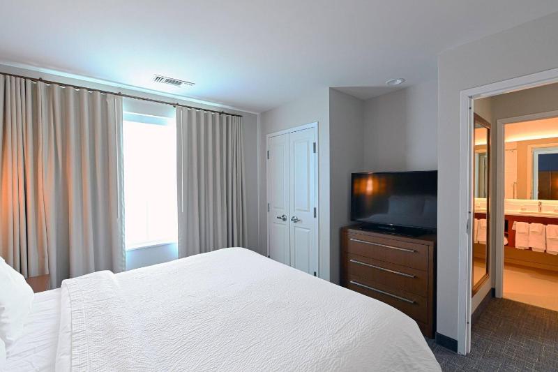 1 Bedroom Suite, 1 King, Sofa bed image 4