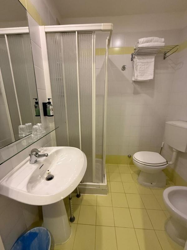 Twin Room image 1