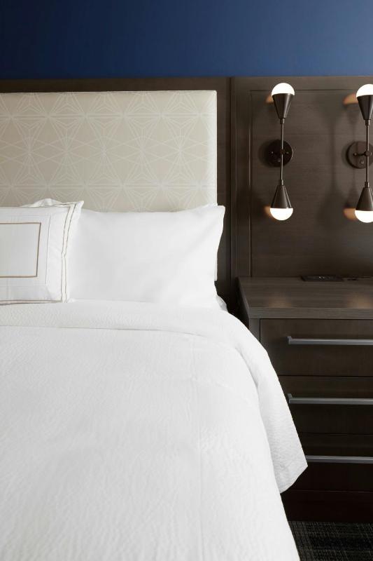 1 Bedroom Suite, 1 King image 2