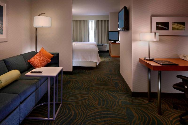 One-Bedroom Queen Suite with Two Queen Beds image 4