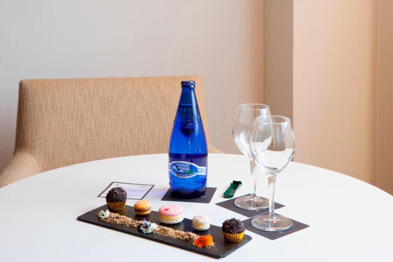 Executive King Suite with Lounge Access image 4