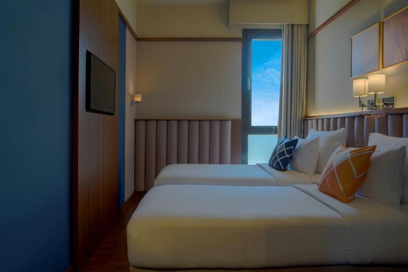 Twin Room with Urban View image 3