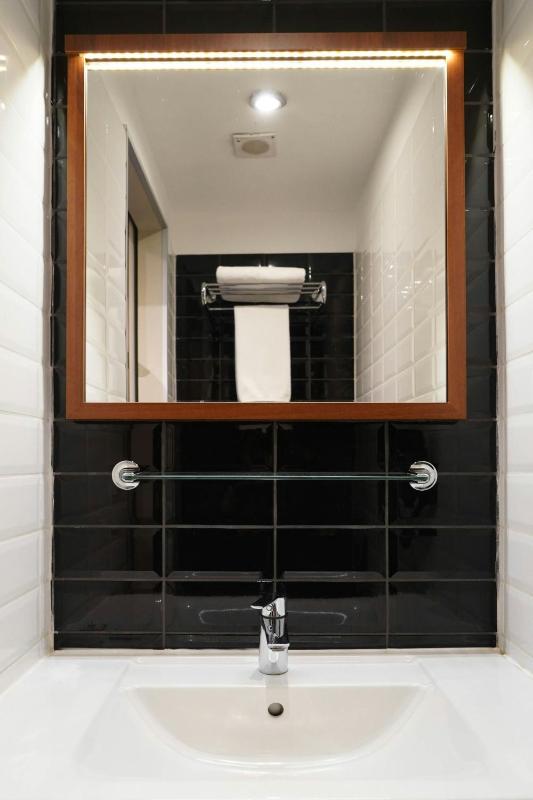 Twin Room with Urban View image 4