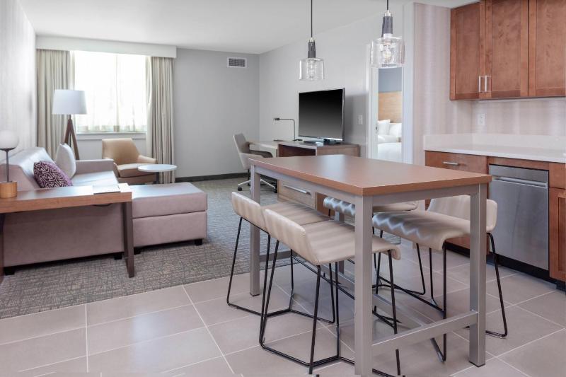 1 Bedroom Suite, 2 Queen, Sofa bed image 1