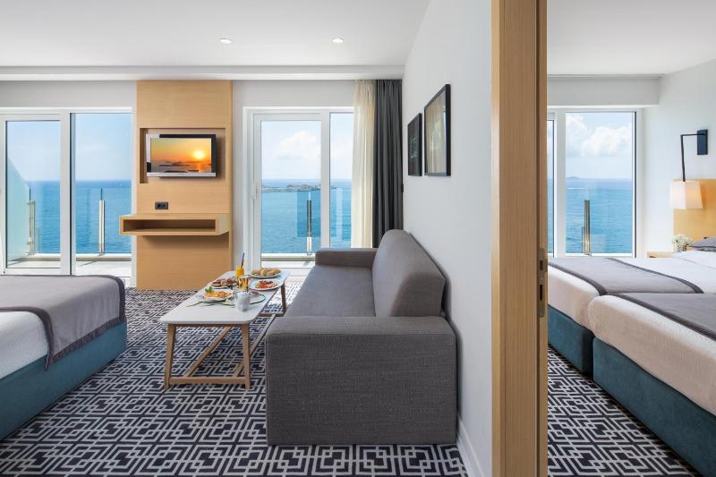 Premium Family Suite with Balcony and Sea View image 1