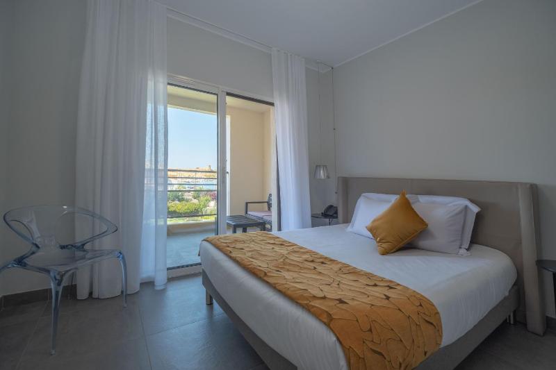 One-Bedroom Apartment with Sea View (1-4 Adults) image 2