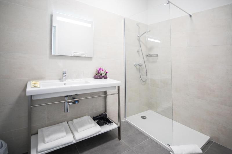 One-Bedroom Apartment with Sea View (1-4 Adults) image 1