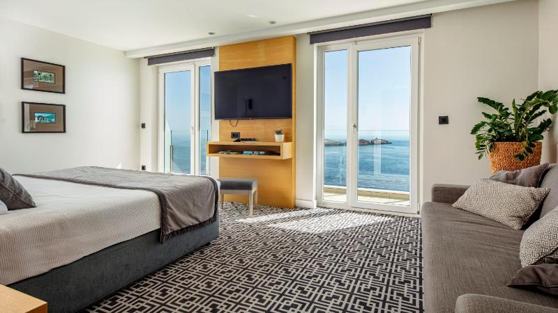 Junior Suite with Sea View and Balcony image 1