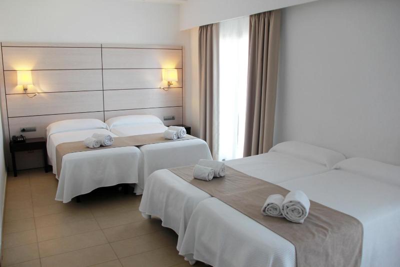 Standard Quadruple Room image 1