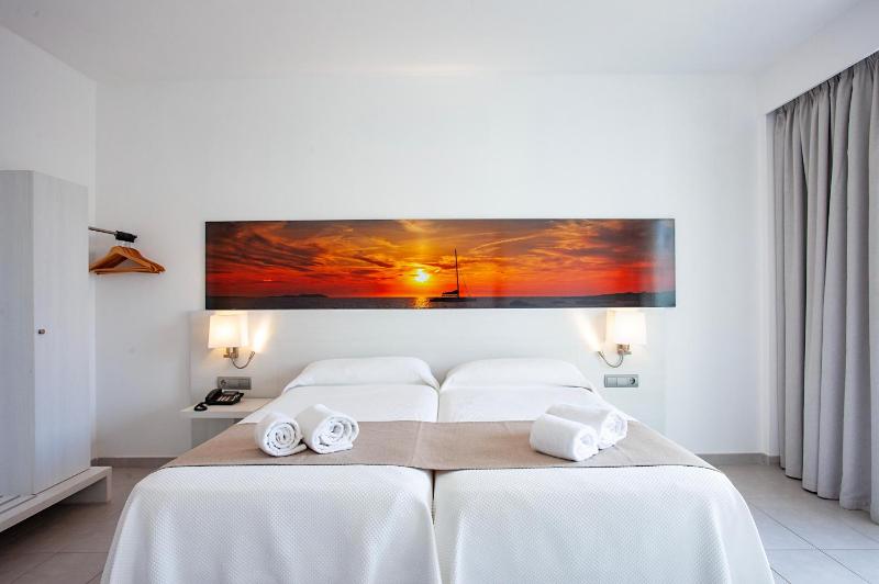 Standard Quadruple Room image 3
