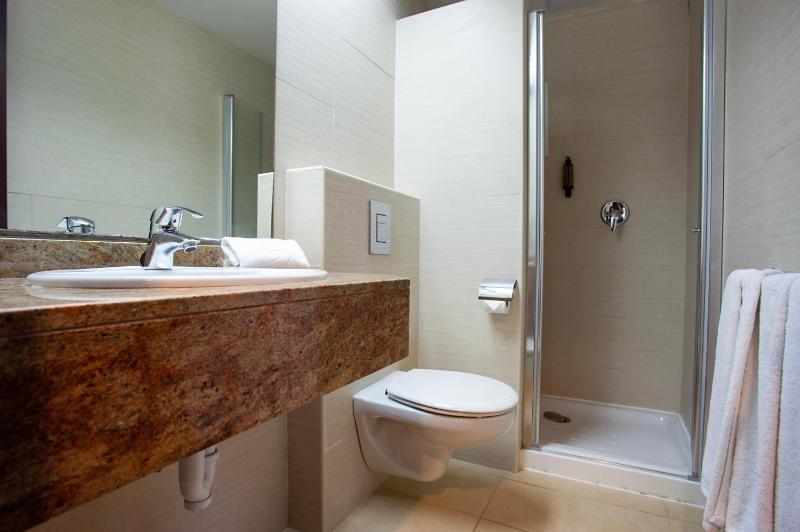 Standard Quadruple Room image 4
