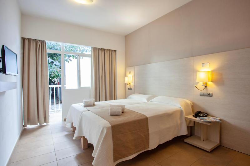 Twin Room image 4