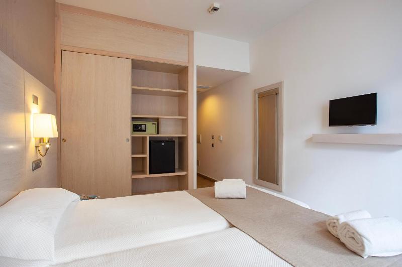 Twin Room image 3