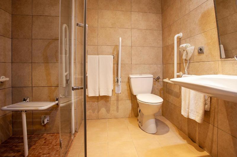 Twin Room image 2
