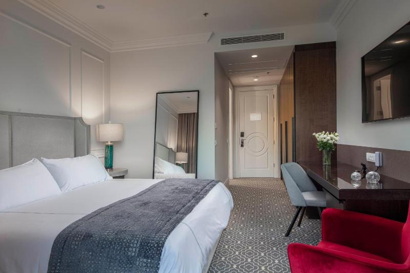 Luxury King Suite with Balcony image 3
