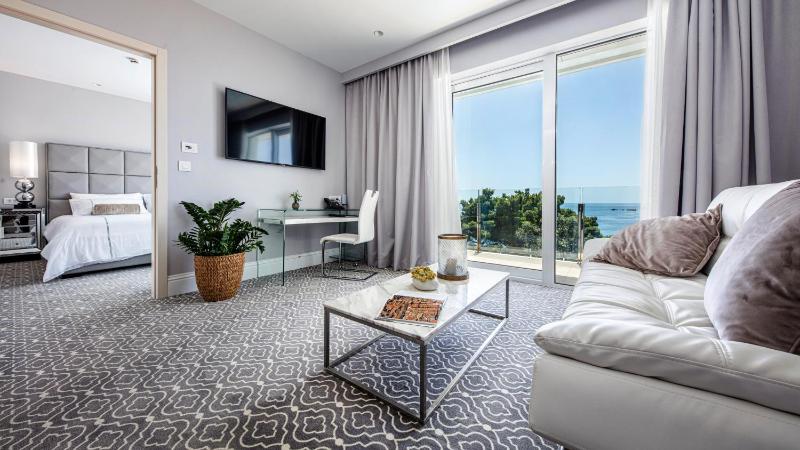 Superior King Suite with Sea View and Balcony image 3