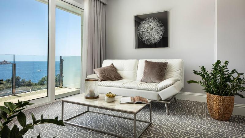 Superior King Suite with Sea View and Balcony image 4