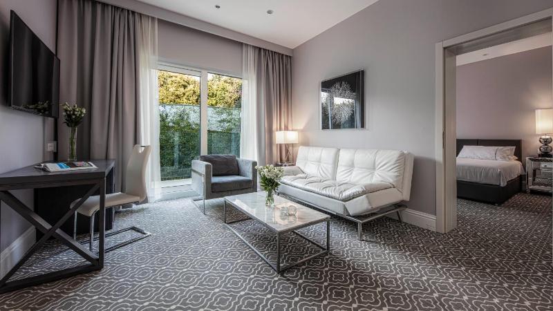 Superior King Suite with Balcony image 3
