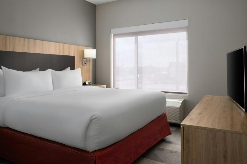 TownePlace Suites by Marriott Houston Hobby Airport - image 21