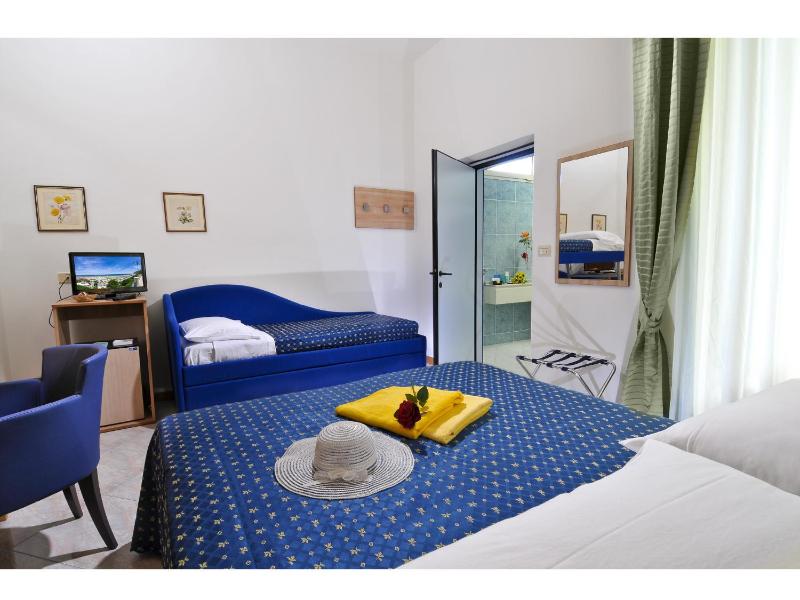 Triple Room with Partial Pool View image 3