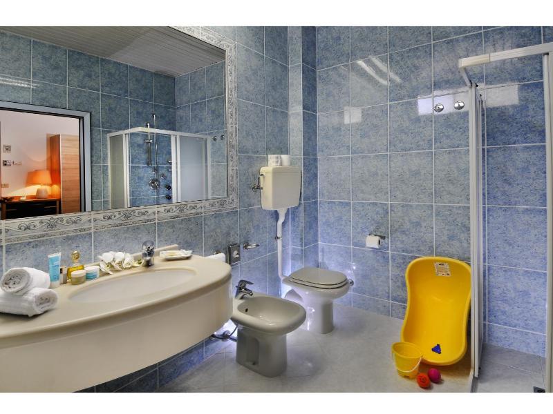 Triple Room with Partial Pool View image 4