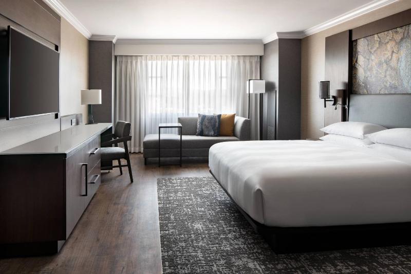 King Room with City View image 1
