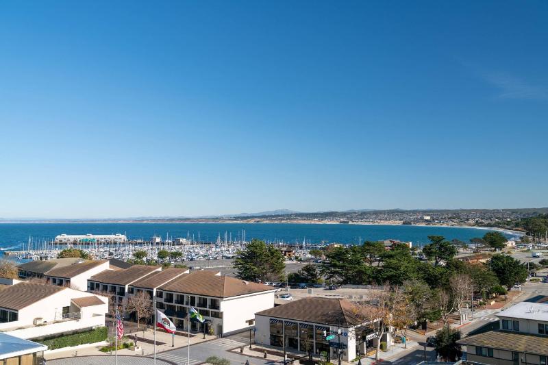 Double Room with Bay View image 4