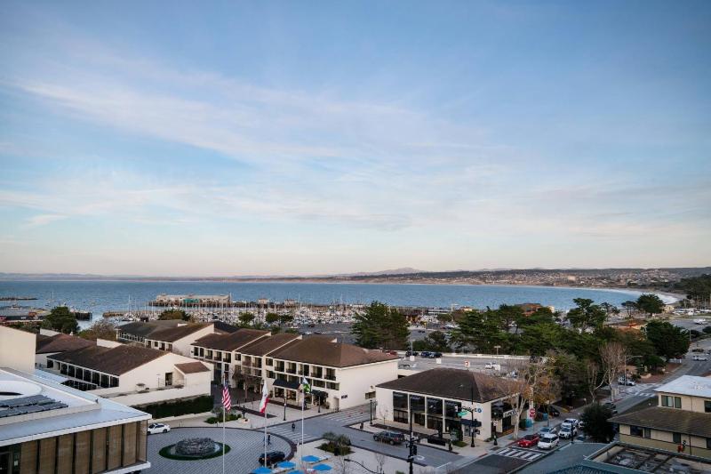 Double Room with Bay View image 3