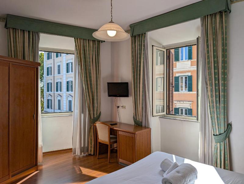 Standard Double Room image 4