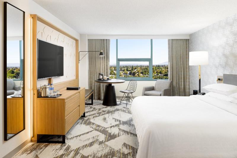 Guest Room, 1 King image 1