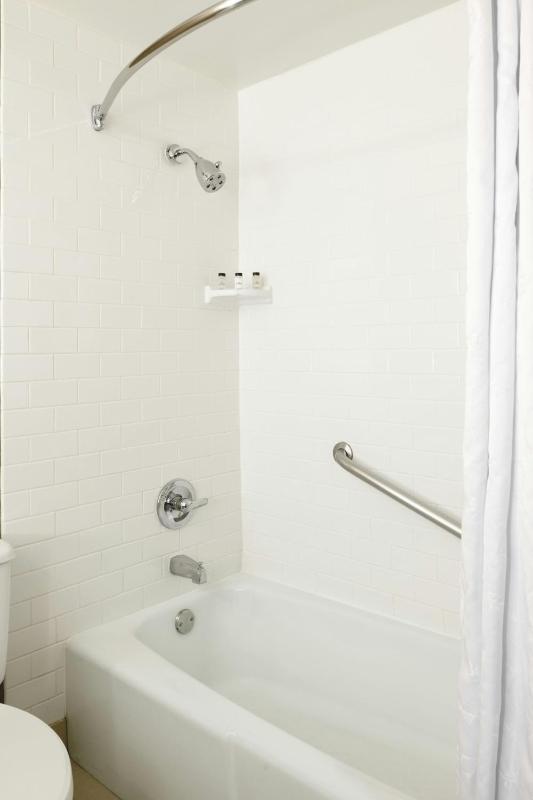 Guest Room, 1 King image 4