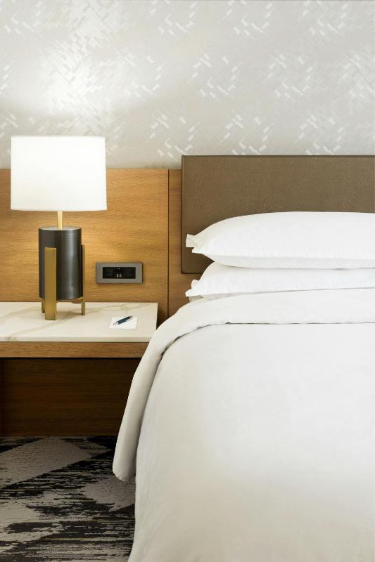 Guest Room, 1 King image 3