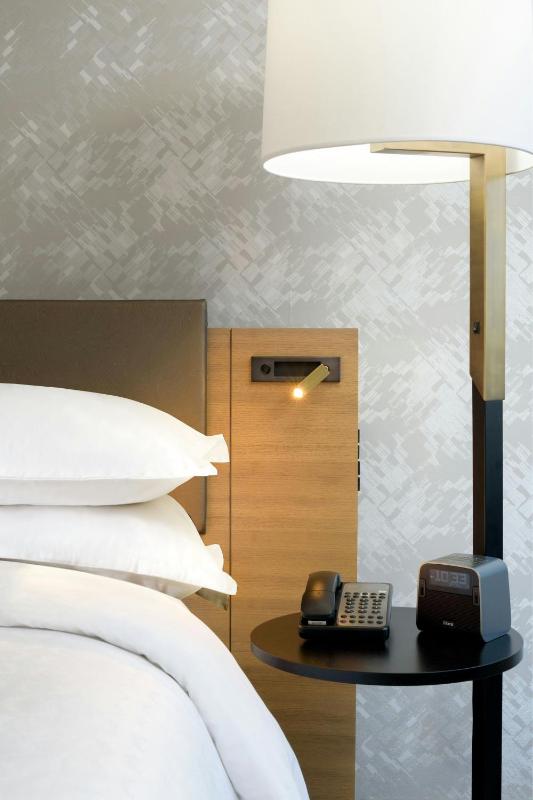 Guest Room, 1 King image 2