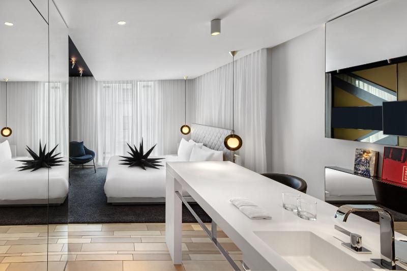 Spectacular Room, Guest room, 1 King, City view image 1