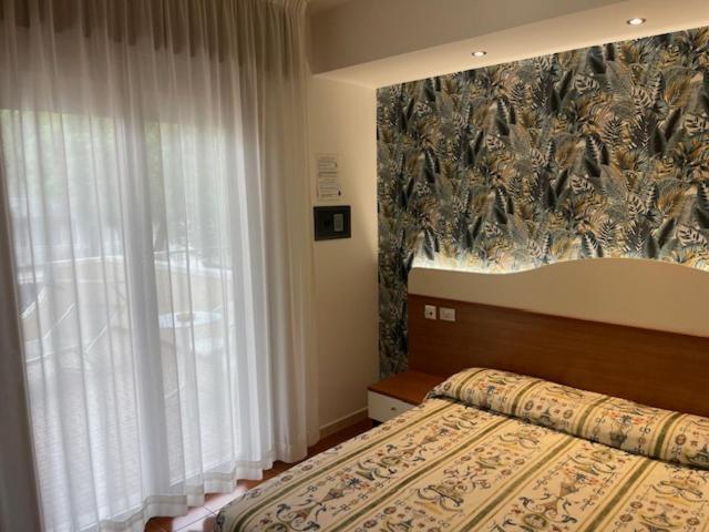 Standard Double or Twin Room with Sea View image 4